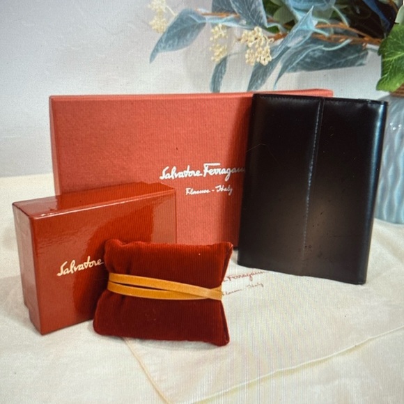 BUNDLE OF 2 - Salvatore Ferragamo Wallet & Bracelet - Picture 2 of 16